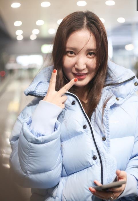 张萌素颜出行,对着记者镜头比心卖萌糗态百出满脸的肥肉