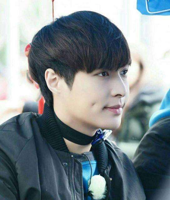 张艺兴的酒窝,李易峰的酒窝,网友:都比不过17岁的他的酒窝