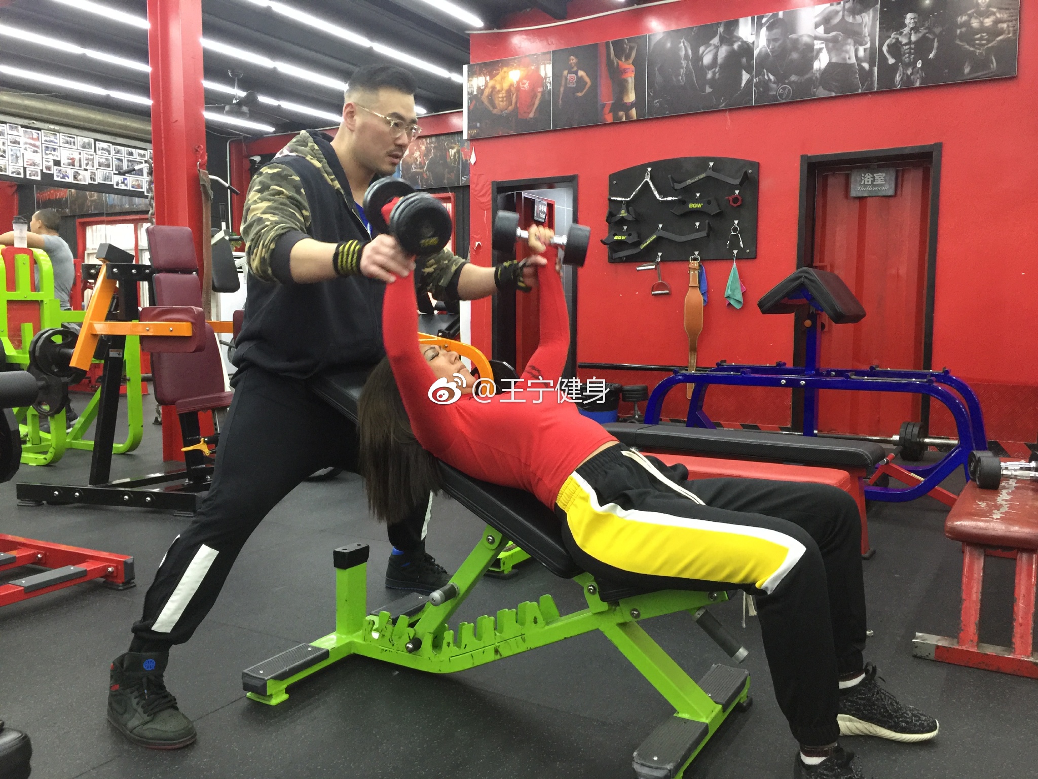 王老师带男神教练朱浩然和女神黑珍珠锻炼,今天练胸~@南京王宁健身