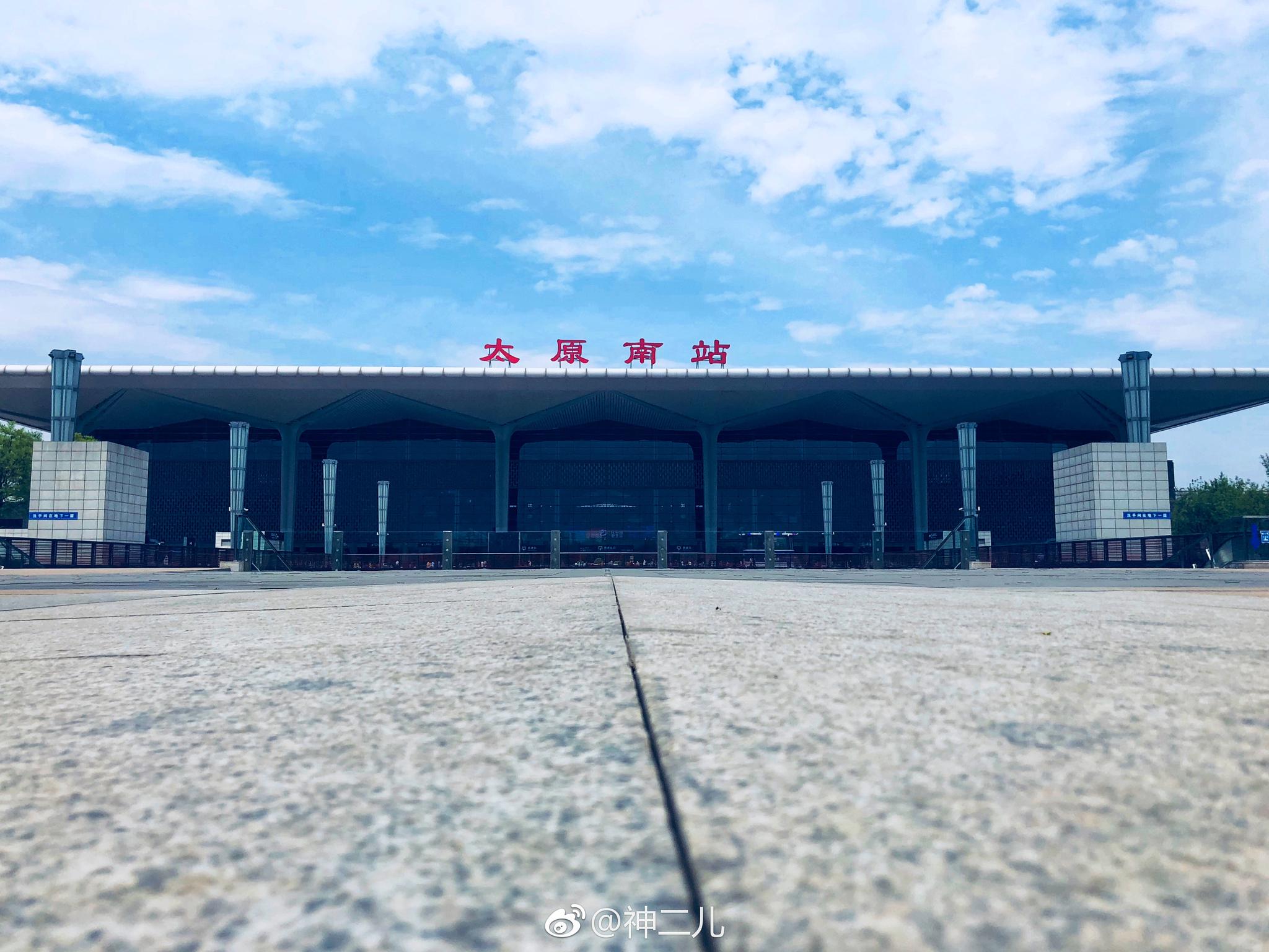 一觉睡到坐过站太原南站外景还是很美的蓝天白云太好看