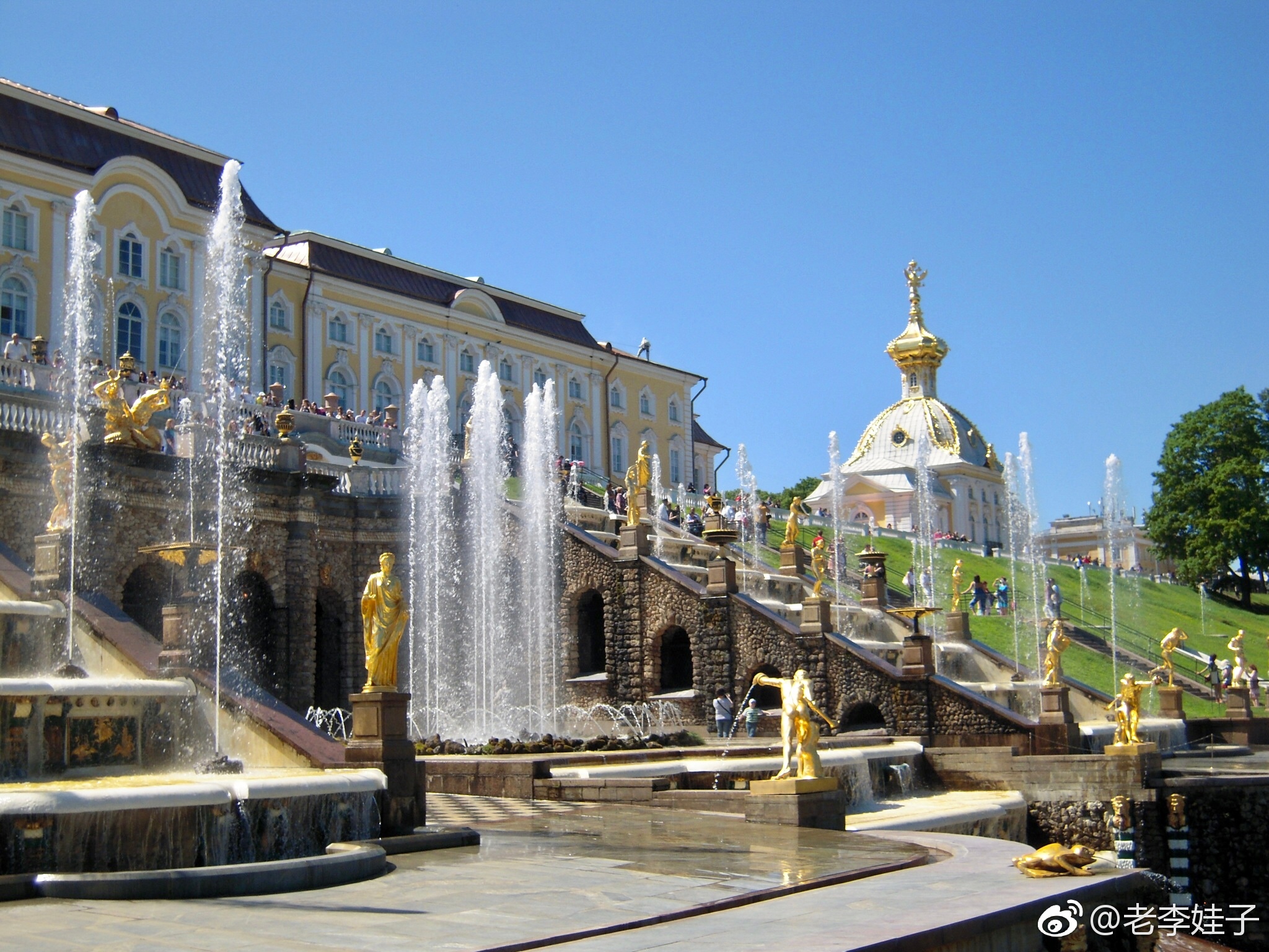 彼得大帝夏宫坐落在芬兰弯南岸的森林中