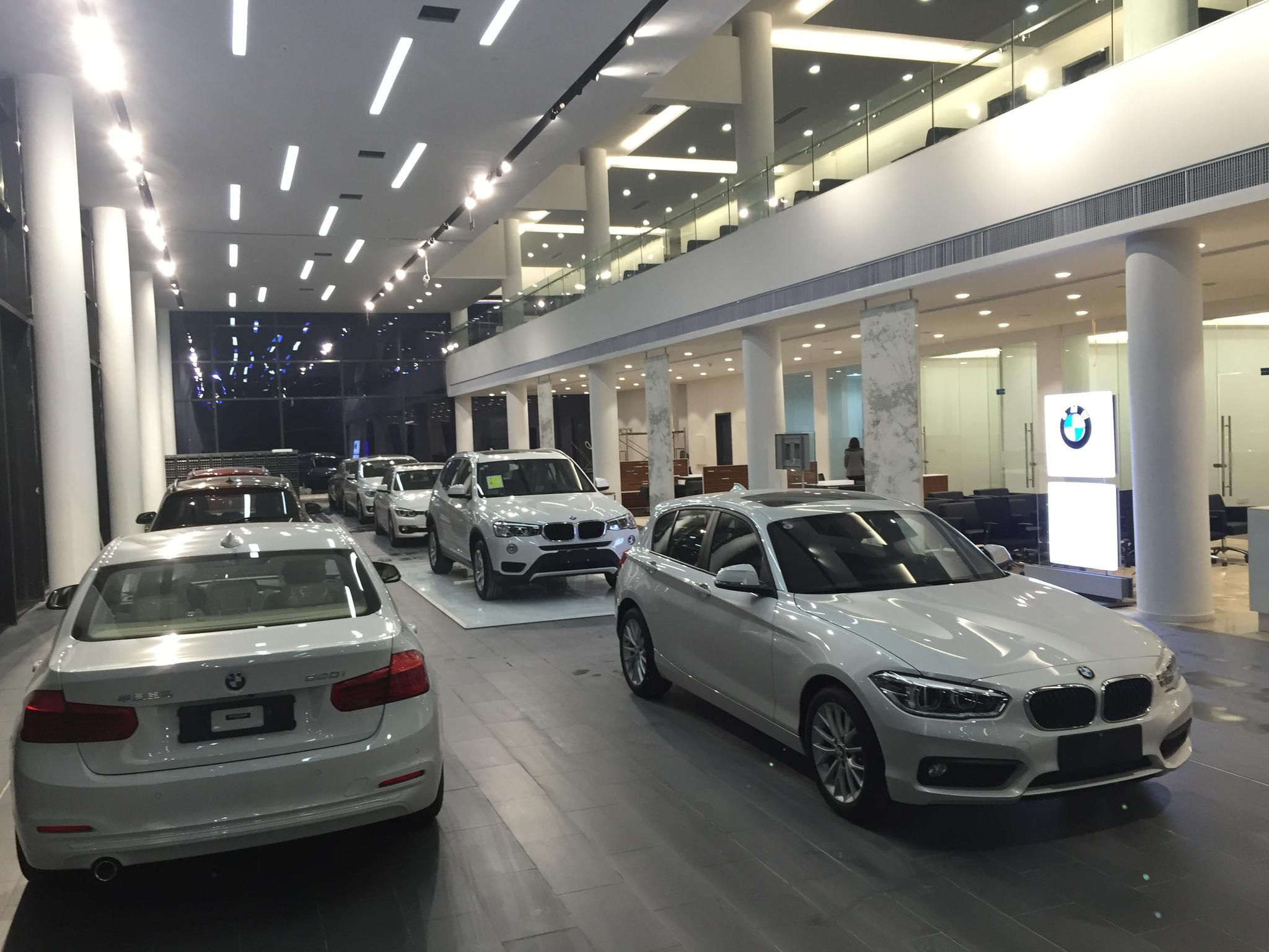 土豪修车,怒砸店内五辆新款宝马并全款买下,只因4s店员一句话