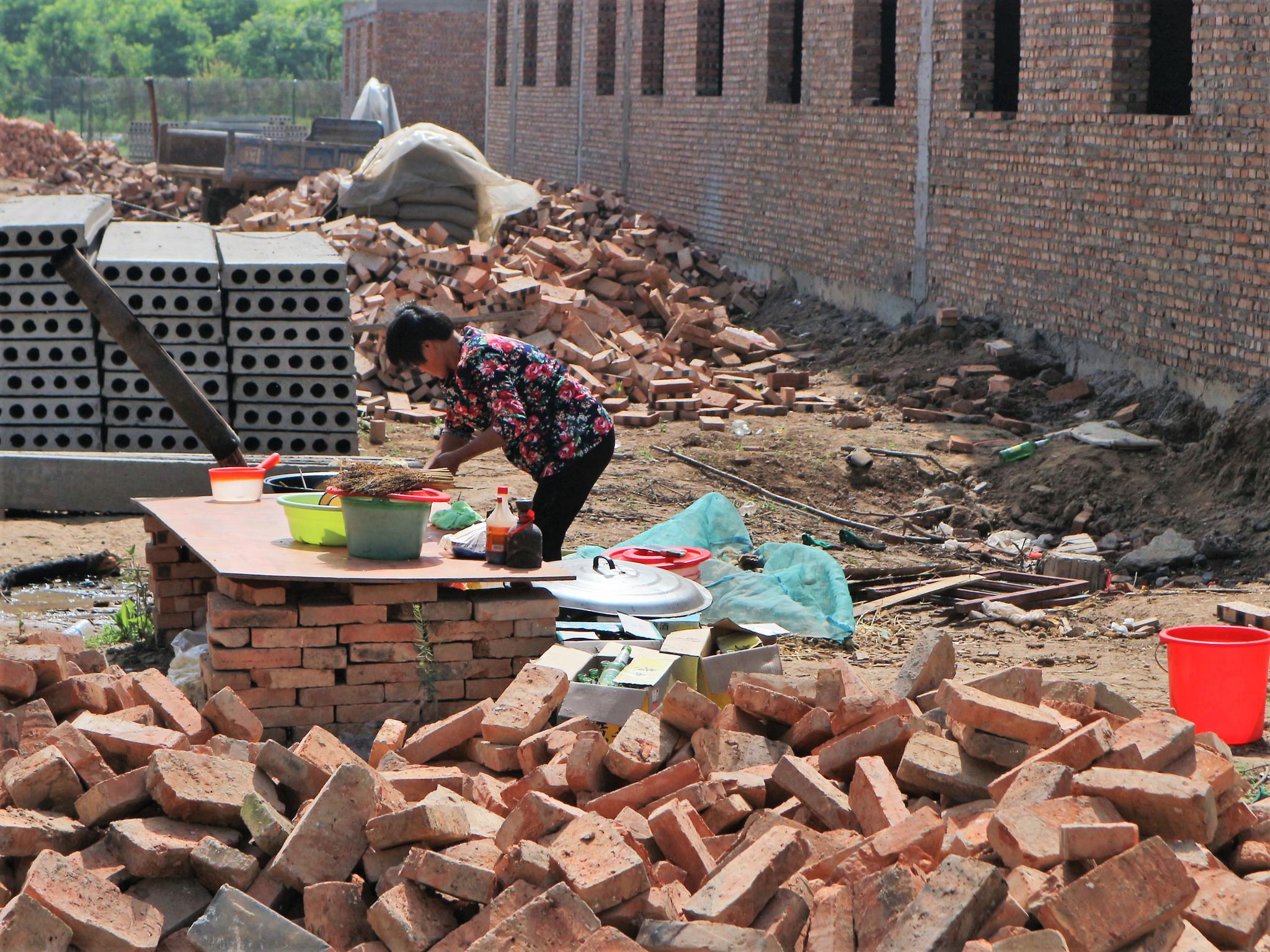 高温下,建筑工地农村妇女忙碌的身影,让人看到很心酸!