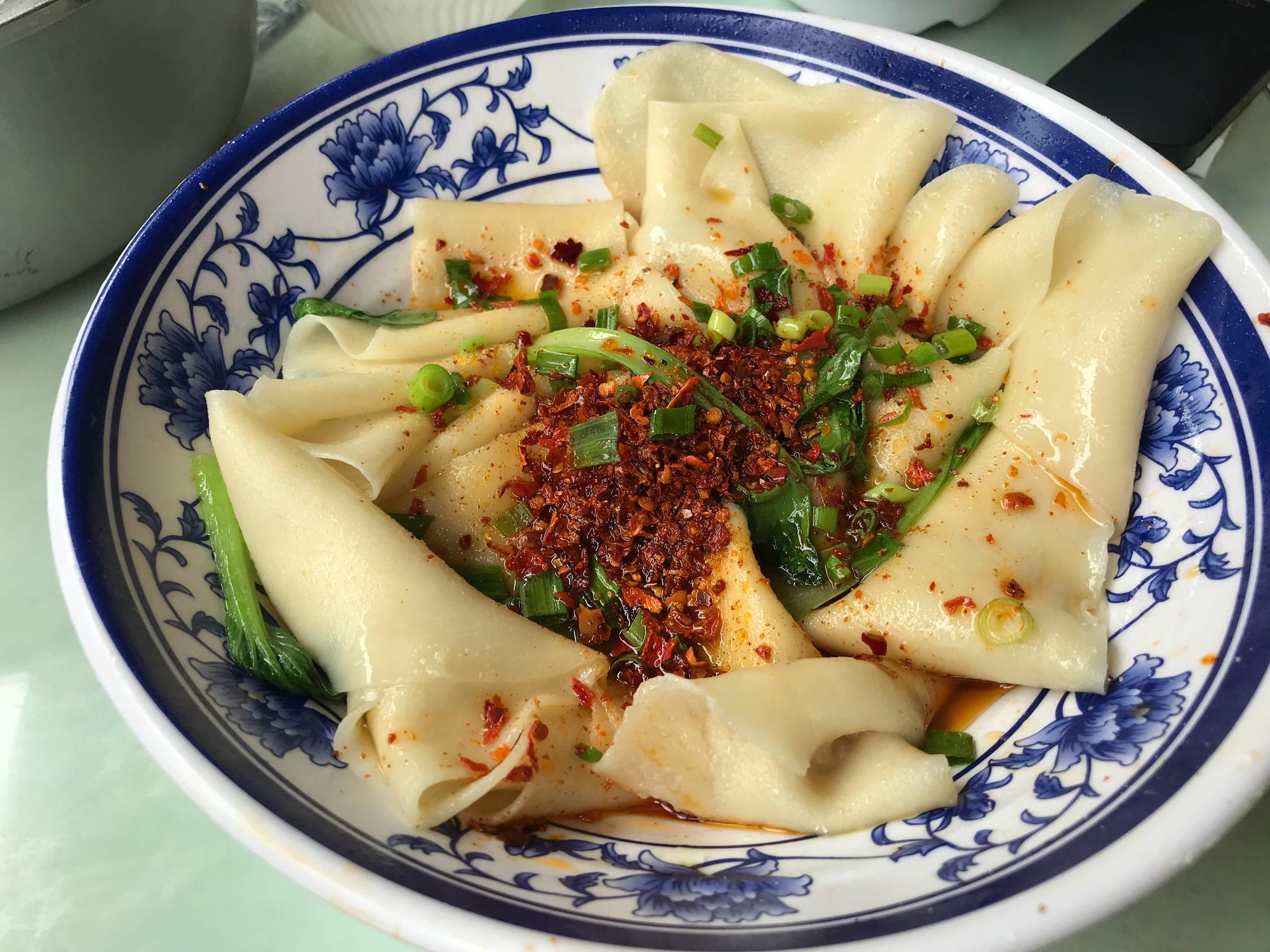 终于找到白嘉轩手里捧着的这碗面了够宽西安秦炎裤带面