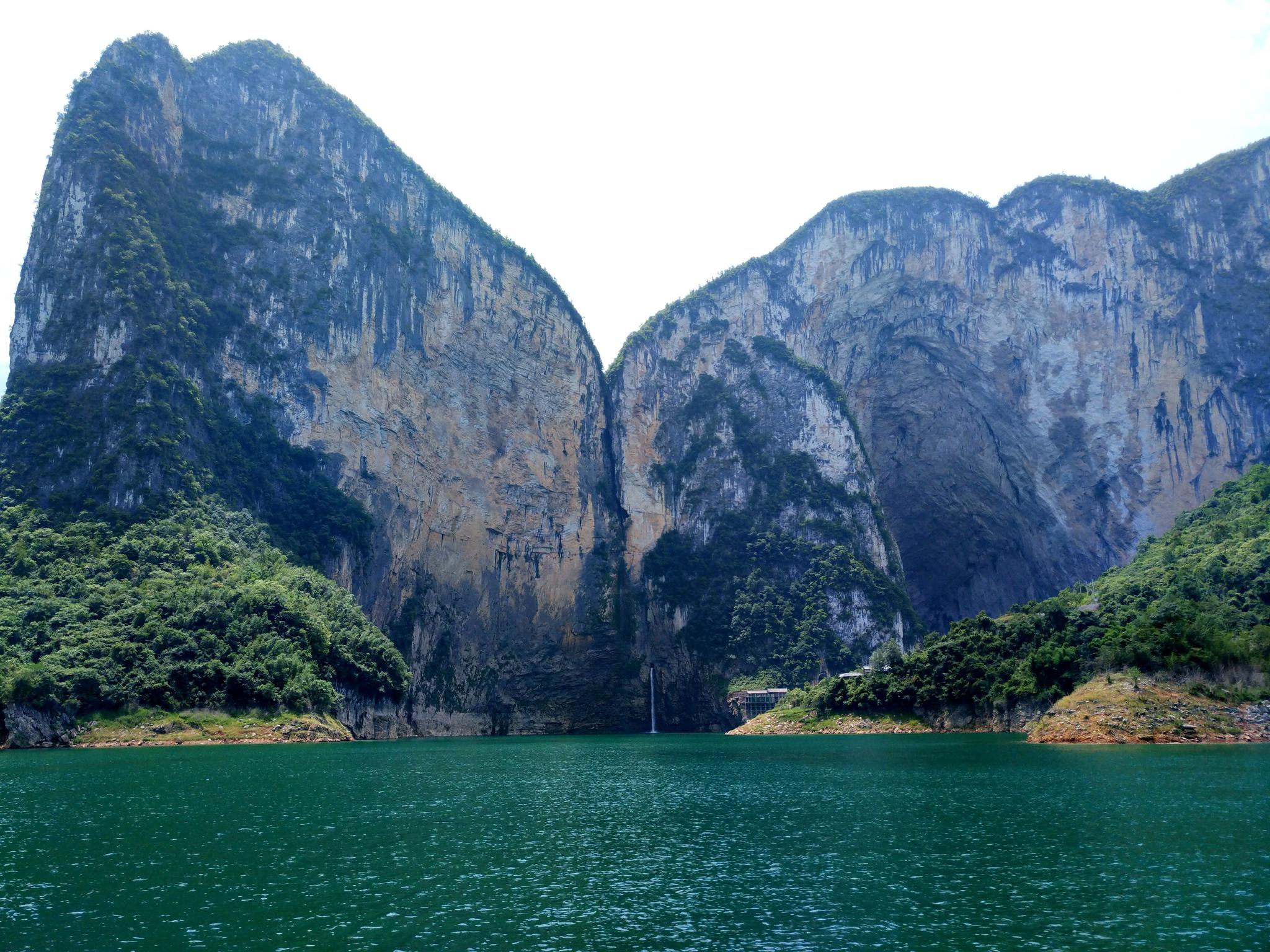 三冶西南分公司在恩施的项目有信德骨科医院及医养综合体EPC总承包项目，这个项目进展如何了？