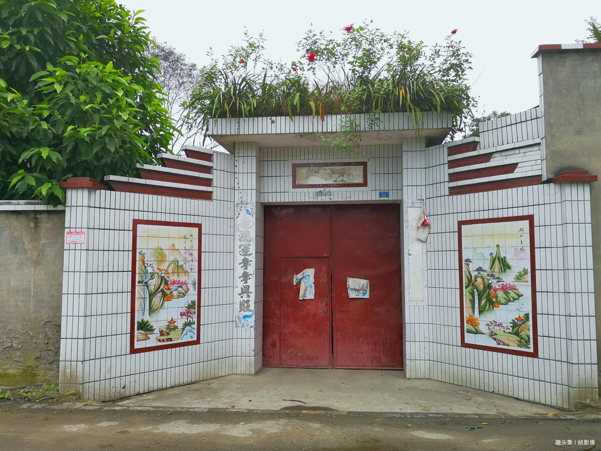 农村地区,当地的民居很有地方特色,单是院子外的大门就很能让人感受到