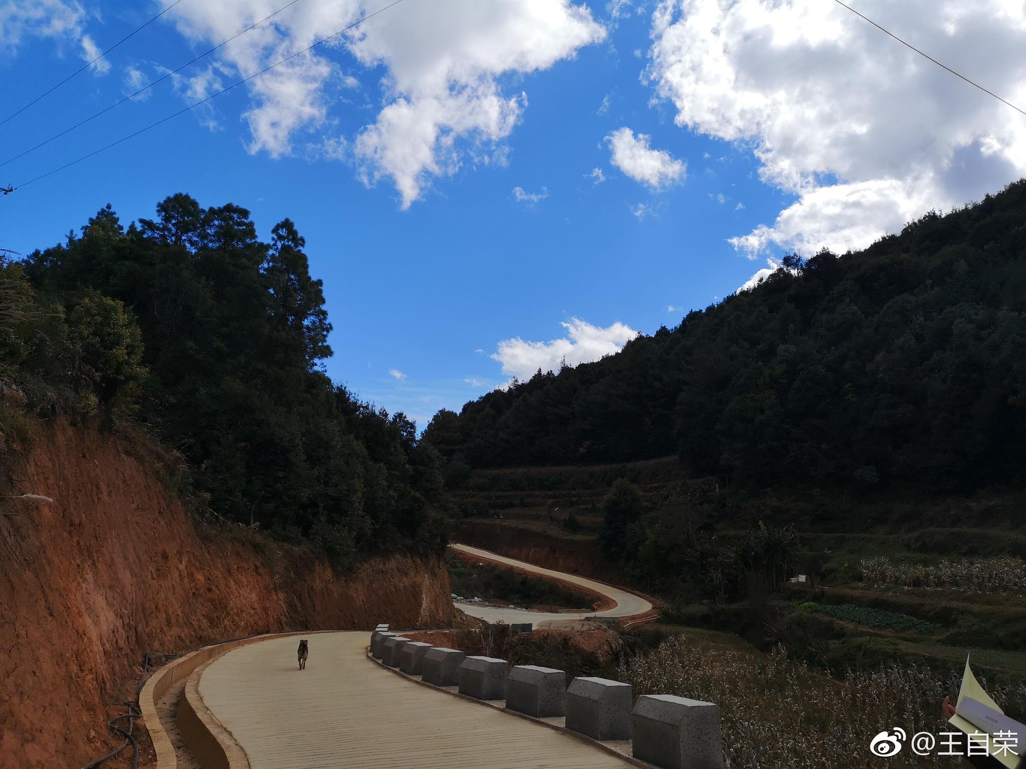 在双江县忙糯乡小坝子村上寨组走访农户,天比临沧的还蓝.