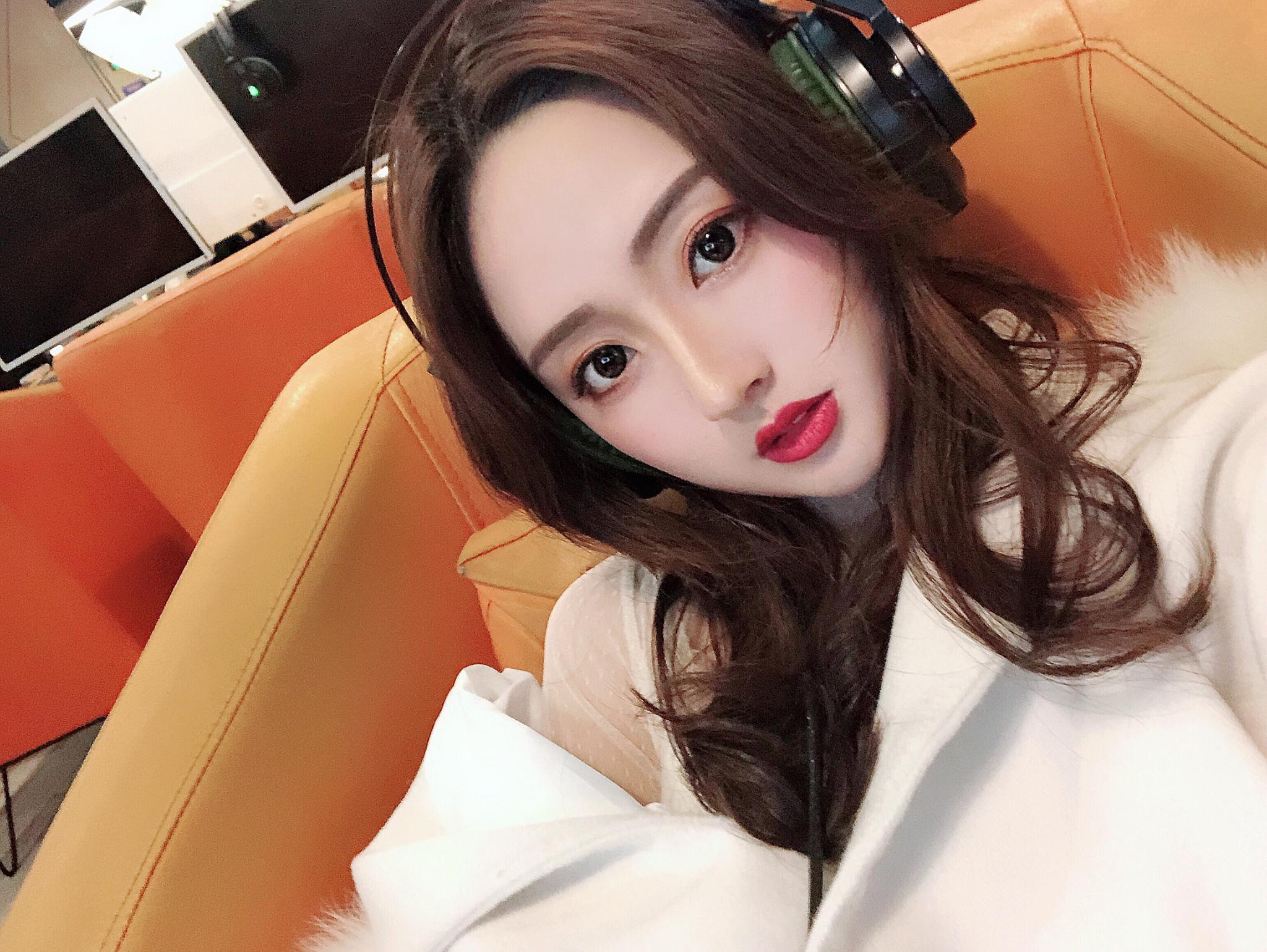 98年思想政治教育专业会主持的小姐姐