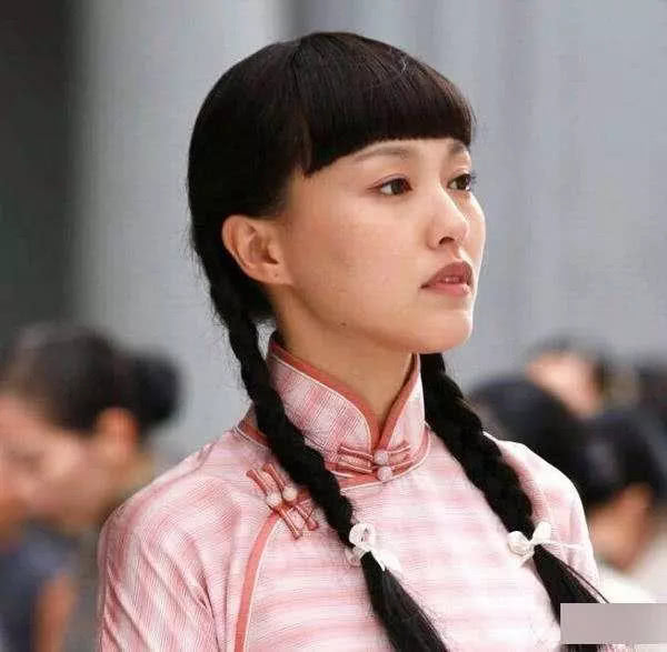 女星穿民国装扎双辫,董洁美成经典,周迅最像初恋!