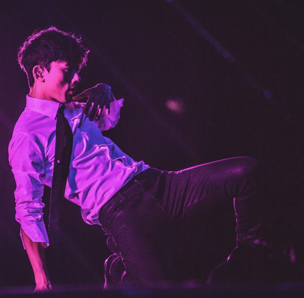 张杰腰受瞩目,正面回应综艺质疑,秒变女儿奴还不忘给粉丝送福利