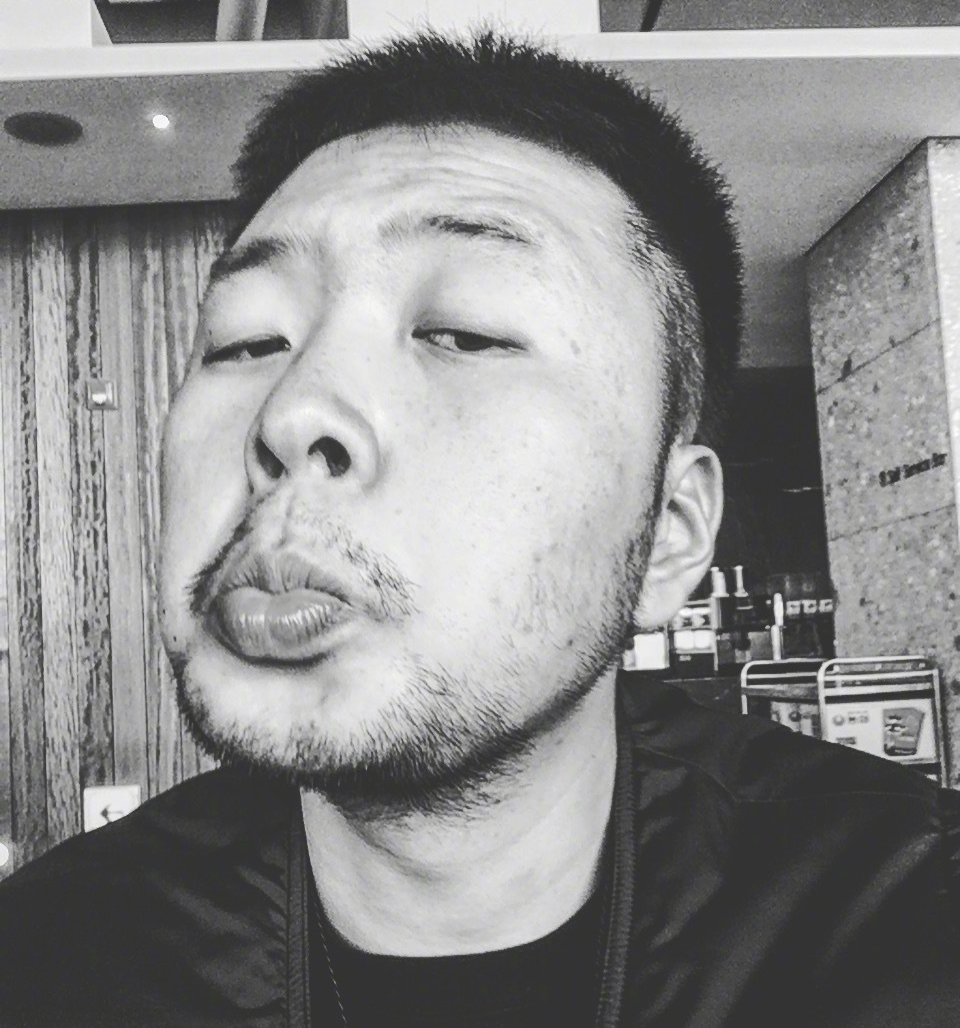 胡子有气质的中年男星一抓一大把,你之所以是你,就是因为你年轻,可