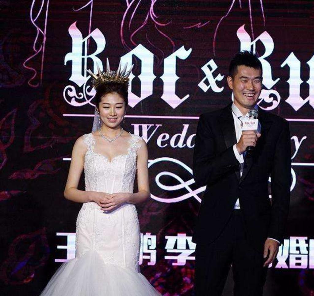 cba8冠王携妻子成nba解说,与库里对飙3分|王仕鹏|李跑|cba_新浪新闻