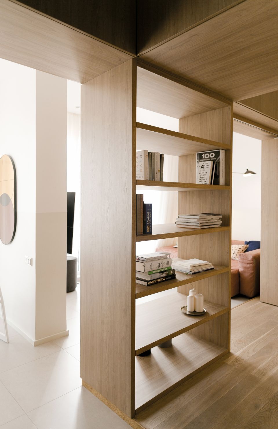 45㎡的开间,隔断选择了可以储物的柜子,不浪费空间的同时