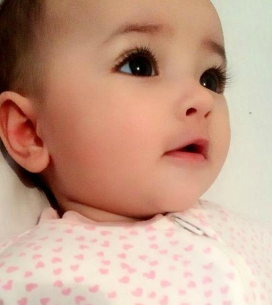 她也是刚出生几个月就因为睫毛长逆天而走红网络的思琳娜