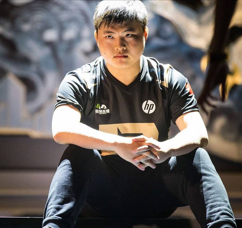 uzi穿国家队服接受cctv采访,这种上央视的方式冯提莫学会了吗