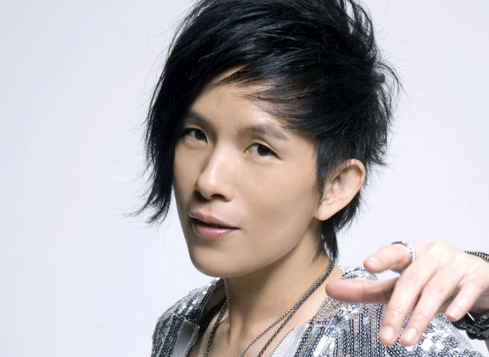 她曾为了梦想跪地三天被汪涵赞杀到心如今49岁仍单身