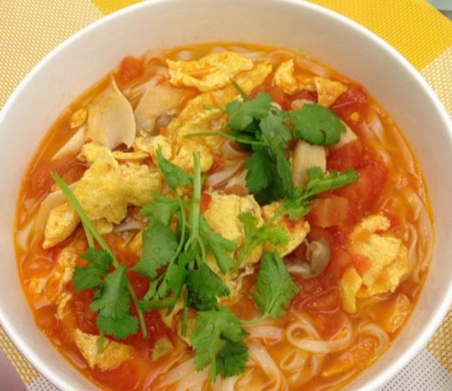 3,将炒锅内倒入花生油烧热,放入葱末炝锅,放入虾仁炒至变色,再加入笋