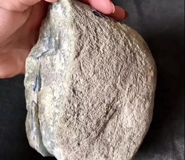 翡翠原石:遇到这样的全脱沙莫西沙原石一定要拿下,肯定不会失望