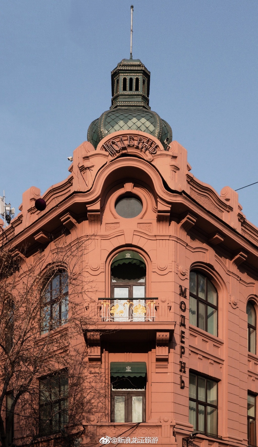 尖尖圆圆的屋顶,老老旧旧的建筑,样式精美细节好看