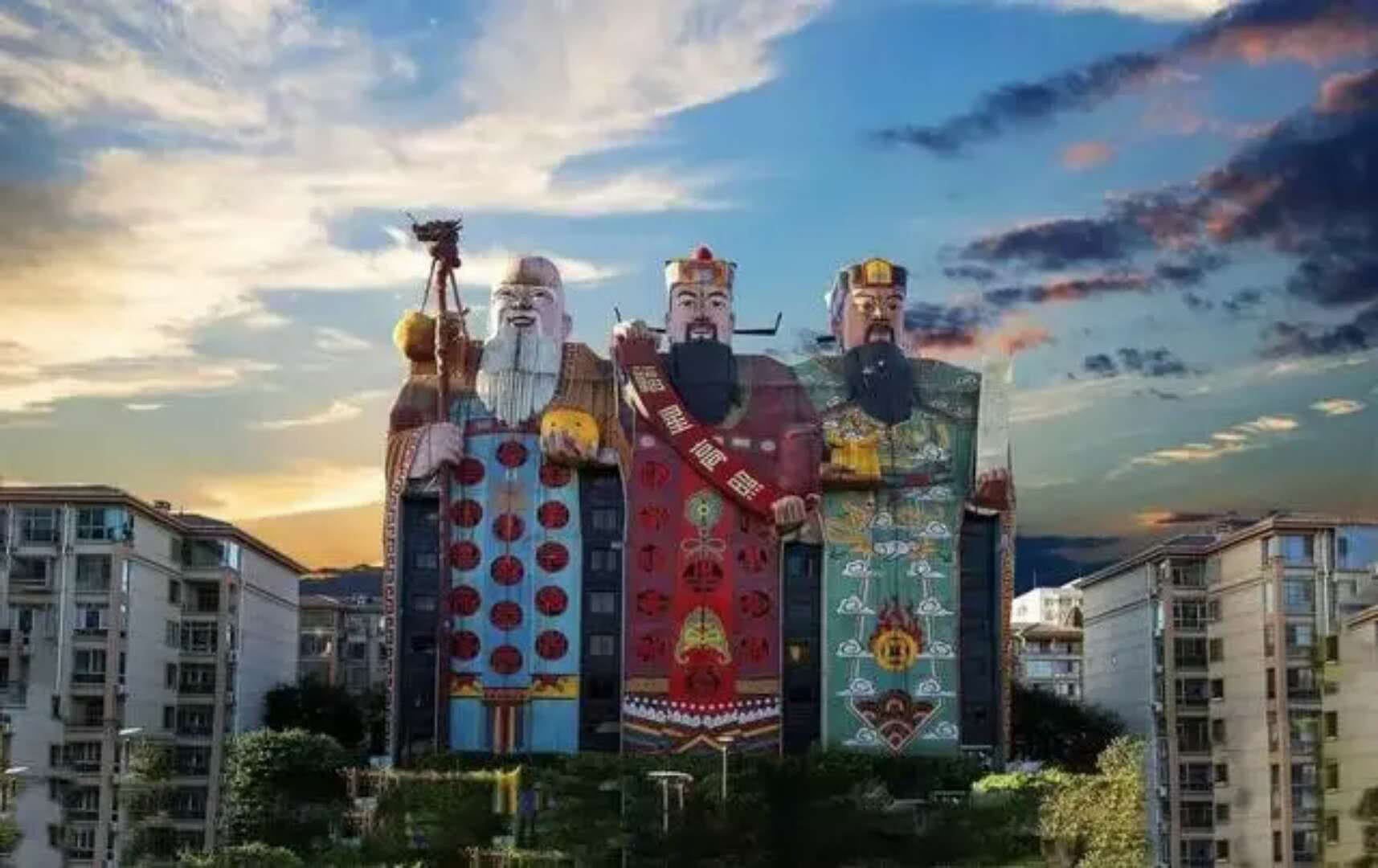 有巨大无比的冬天蔬菜王者大白菜,有造型为福禄寿三星的酒店,还有一看