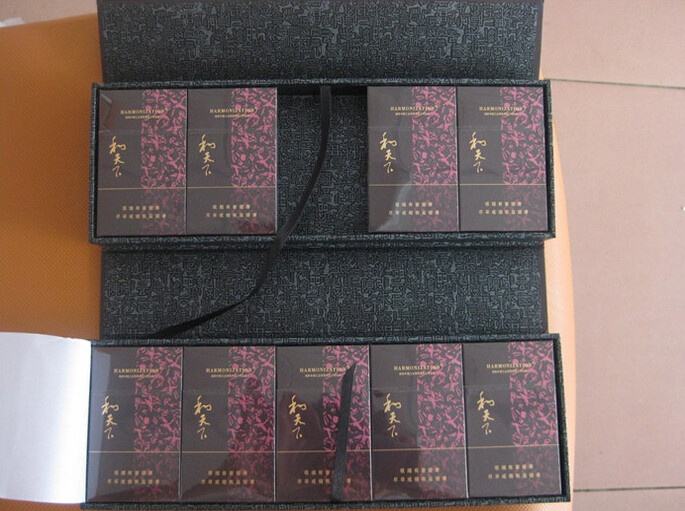 和天下是湖南中烟(长沙卷烟厂)的高档香烟,正宗的白沙和天下是1600元