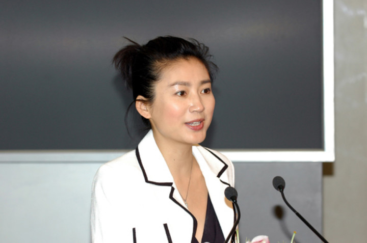 50岁张敏无子,50岁王小丫无子,而50岁的她入豪门育3女!