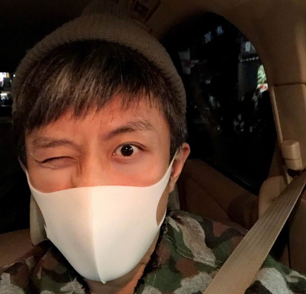 邓超晒睁一只眼闭一只眼的自拍,戴着口罩的他太像孙俪