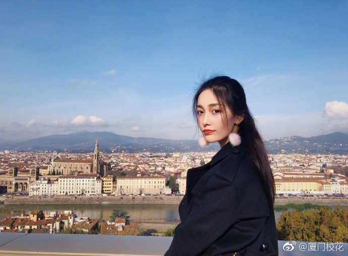 她叫张雨晗就读于英国谢菲尔德大学身高173cm来自河南