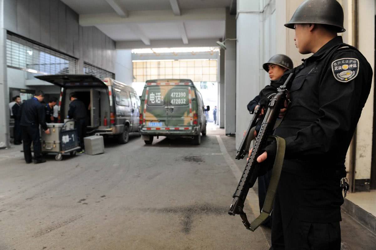 为什么运钞车押送员只会配用霰弹枪而不用手枪?真正原因让人意外