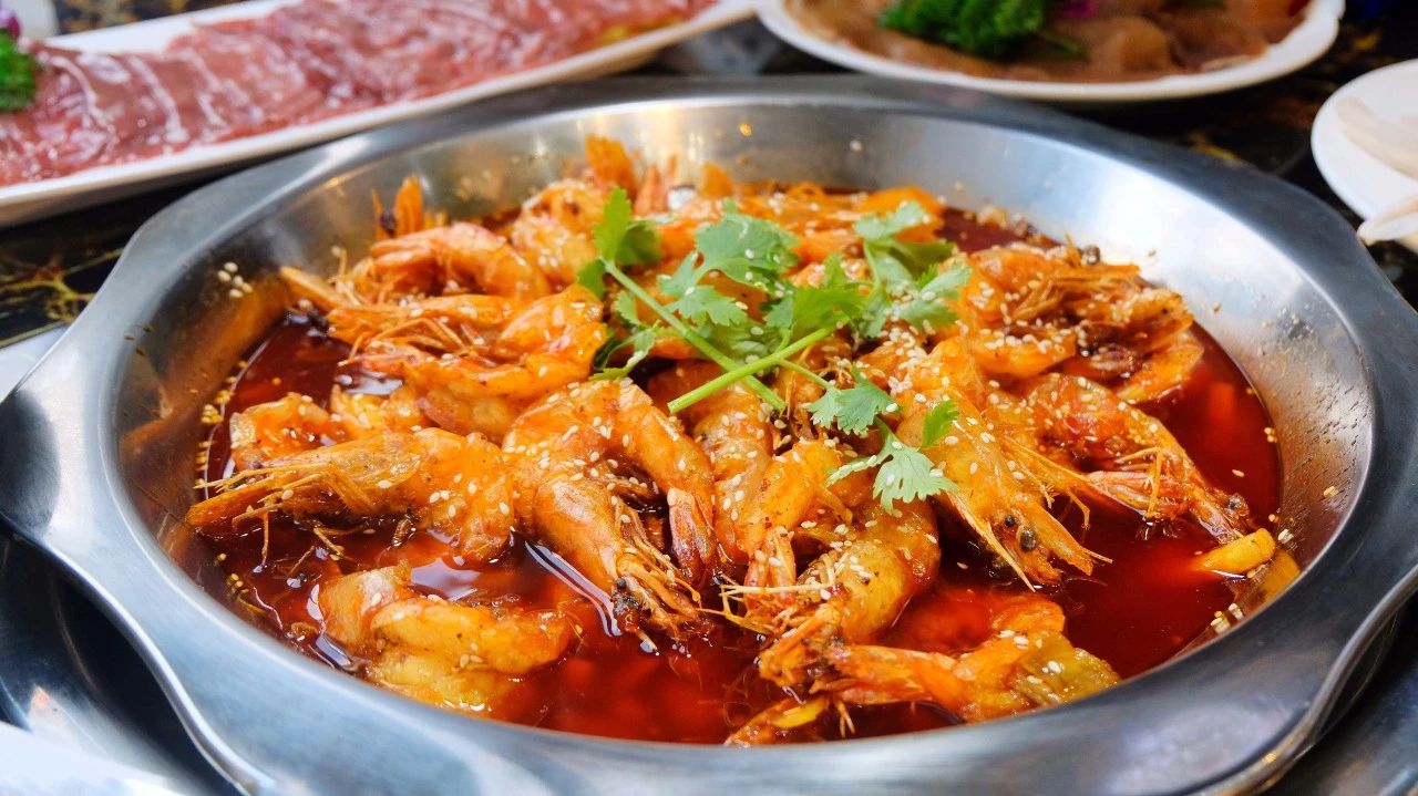 在成都火锅界掀起"一虾两吃"新潮流
