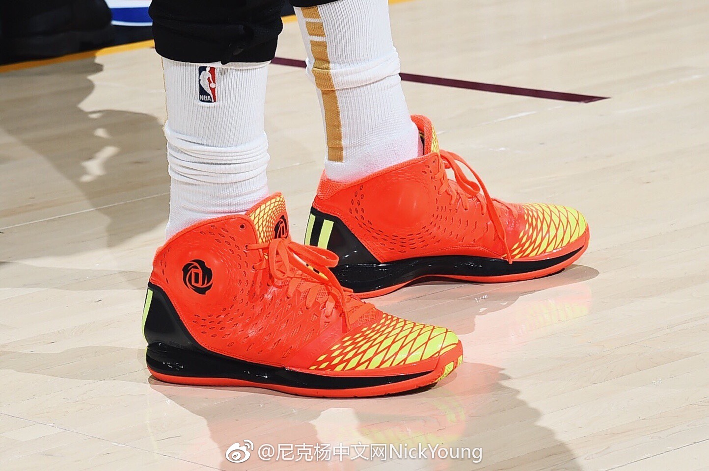 尼克杨今日比赛上脚"the spark" adidas d rose 3.