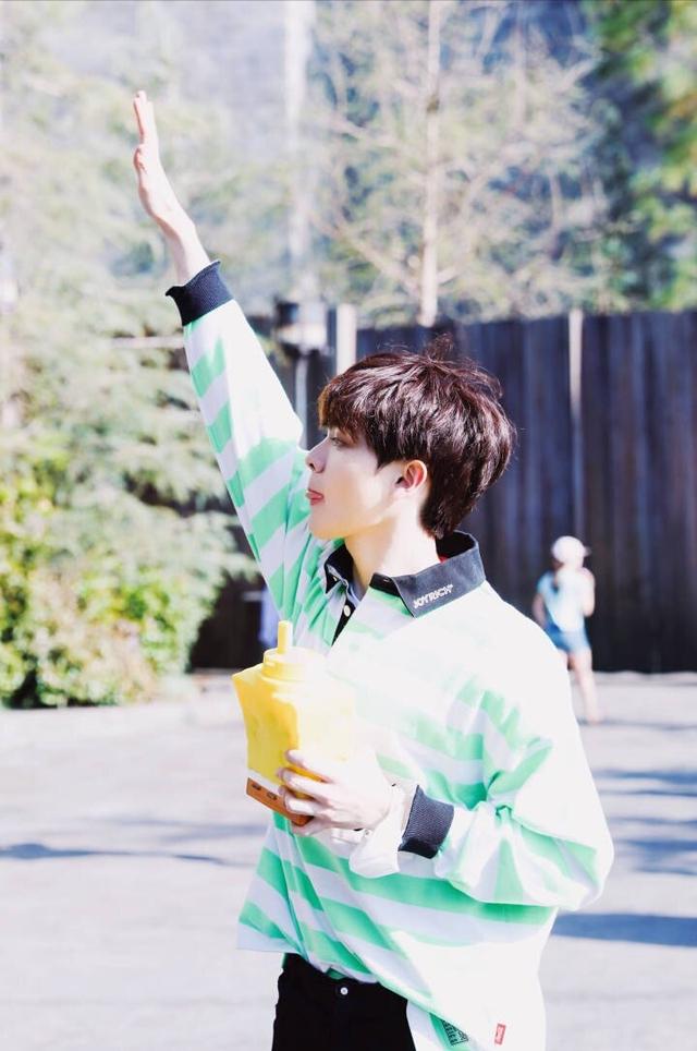 笑起来真的很好看,还有才17岁就185的身高也是让人羡慕嫉妒恨了,关键