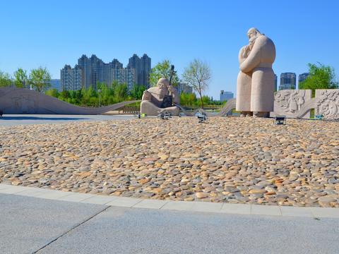 蒙族风情雕塑,带你走进韵味悠长的通辽市辽河公园【原创摄影】