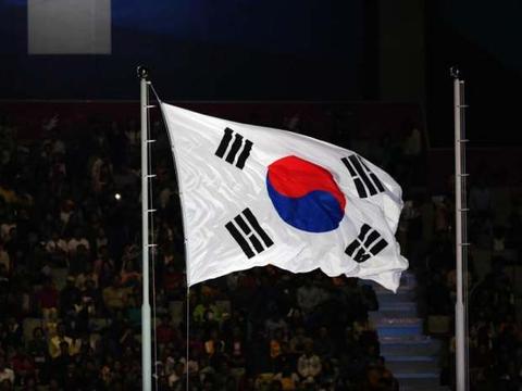 含有中华元素的国旗:有龙旗,八卦旗 上面还出现了中国人!