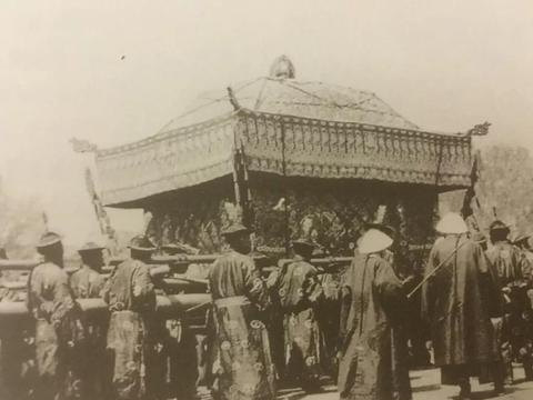 老照片：38岁的光绪帝驾崩，抬棺人数多得吓人，达128人|光绪|出殡|葬礼_新浪新闻