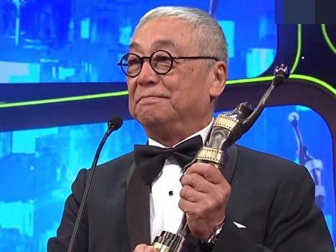 84岁曾江步履蹒跚身体堪忧,幸得太太不离不弃悉心照顾!