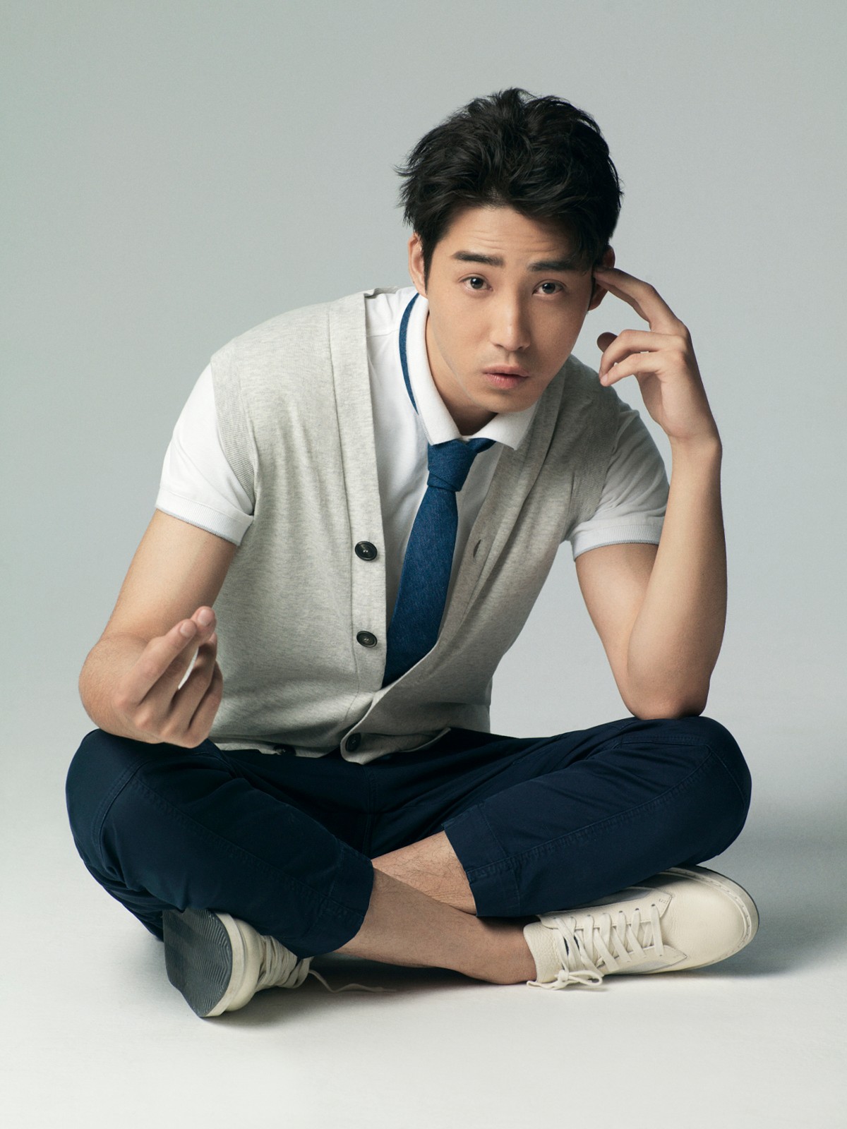 近日,演员庞瀚辰曝光一组新写真大片,照片中的他身着休闲正装出镜初显