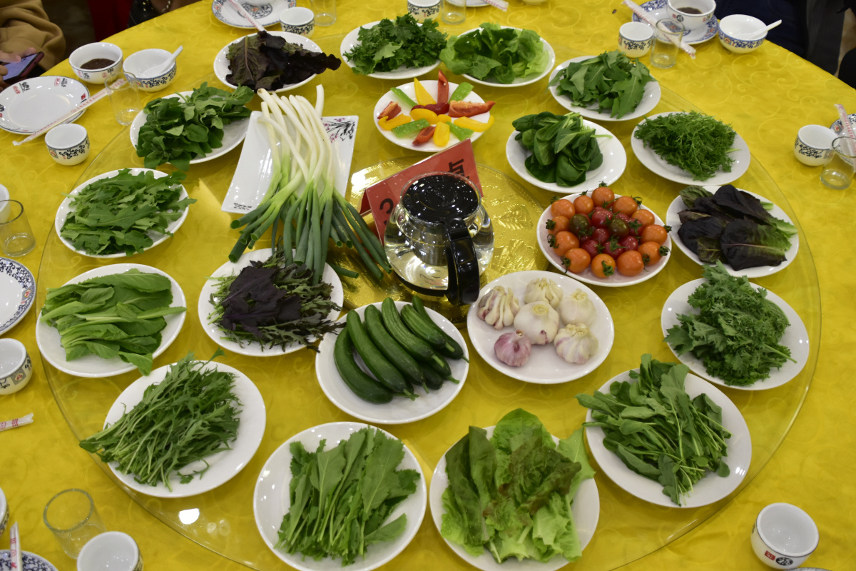 吃惯了大鱼大肉的我们,品尝一顿绿色有机蔬菜组成圆桌宴,健康养生,有