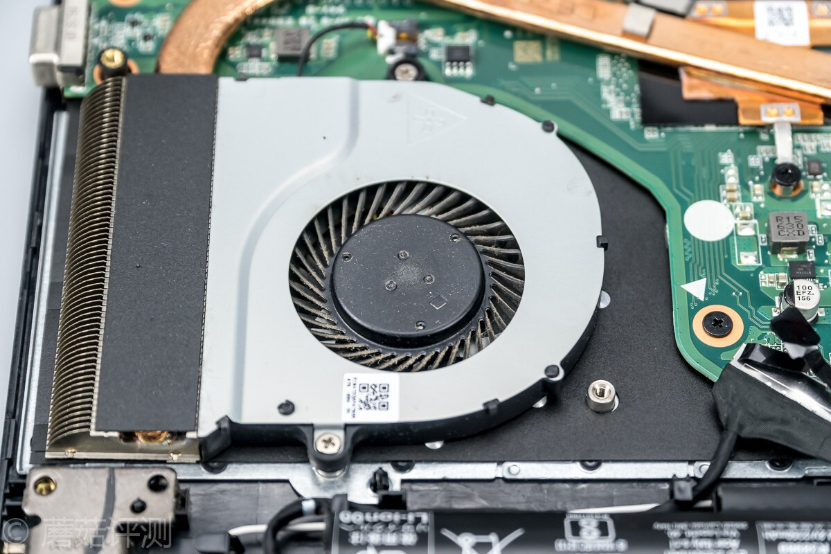 ▼散热鳍片是铝制的,热管单面接触,接触部分压下去,风速更快,外面还有