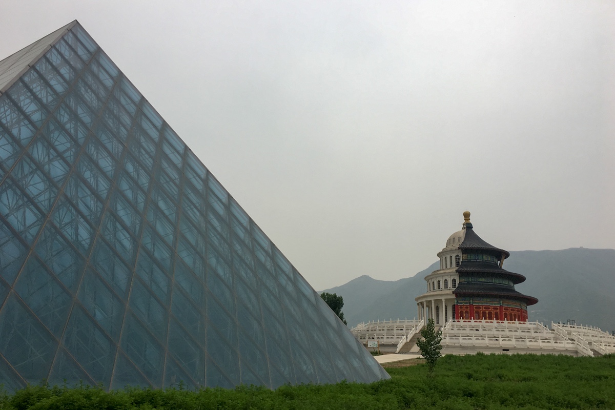 还有不少建筑物也曾引来关注,其中有仿制版"法国卢浮宫玻璃金字塔"