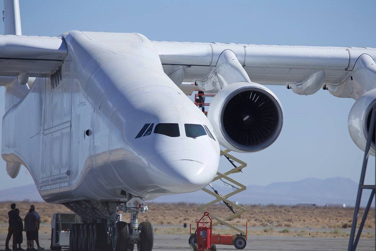 美国科技有多牛?来看看这架令世人叹为观止的巨型双体飞机