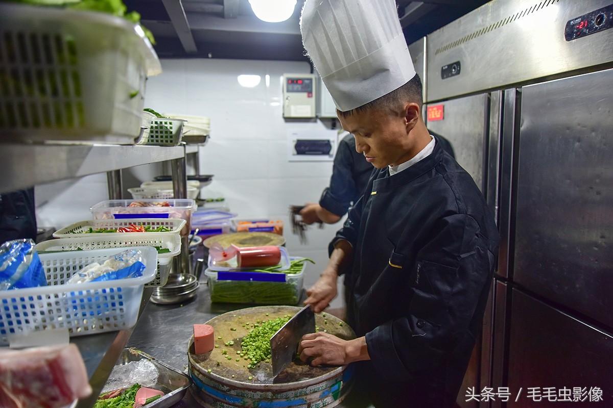 重庆一火锅店厨师酷似"马云"他说:想见马云还想给马云烧道菜