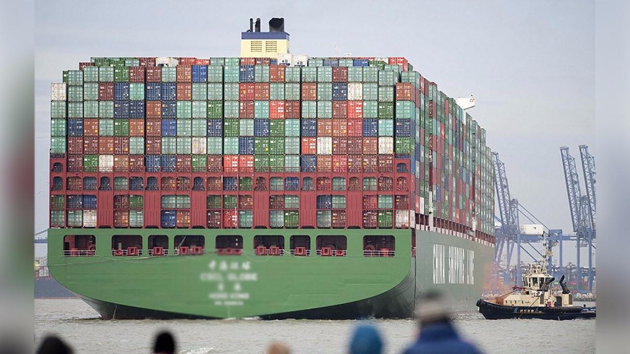 远洋货轮装了十几米高的集装箱,为什么不会掉到海里?