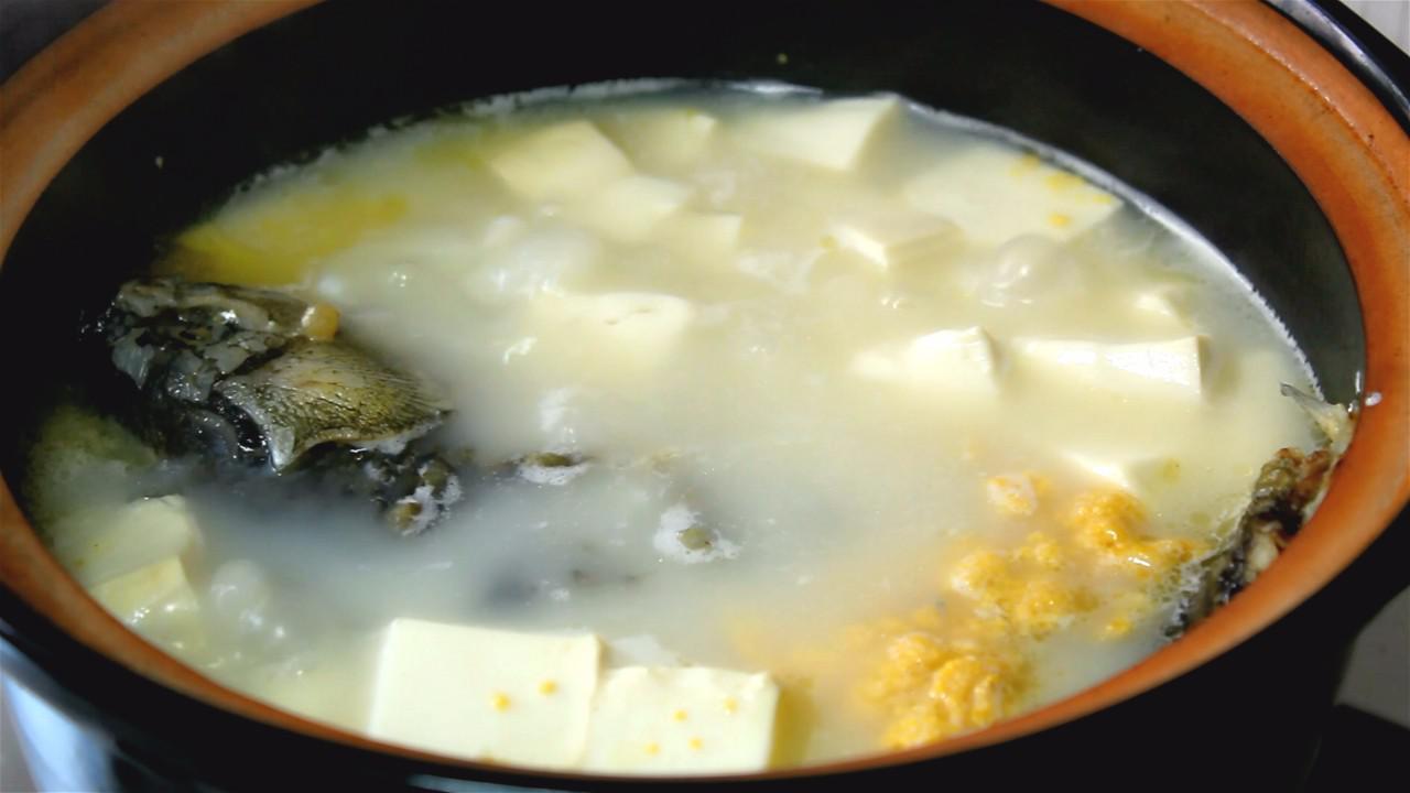煲鱼汤学会这两个小技巧,汤白如奶,鱼不破皮,常喝增加免疫力