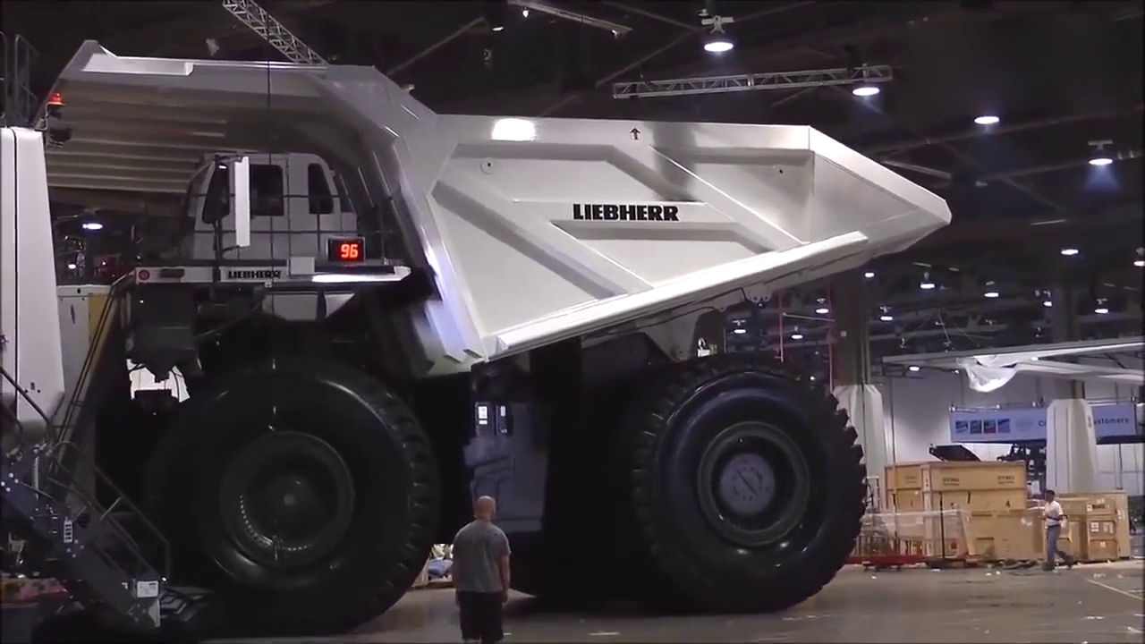 价值2000万的超级大货车到货了,倒车的时候才知道钱花在哪里了!