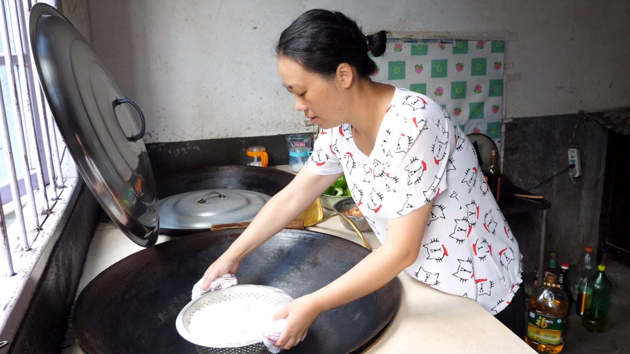 女人真是太不容易了,农村婆婆干完农活,回家还要炒菜做饭