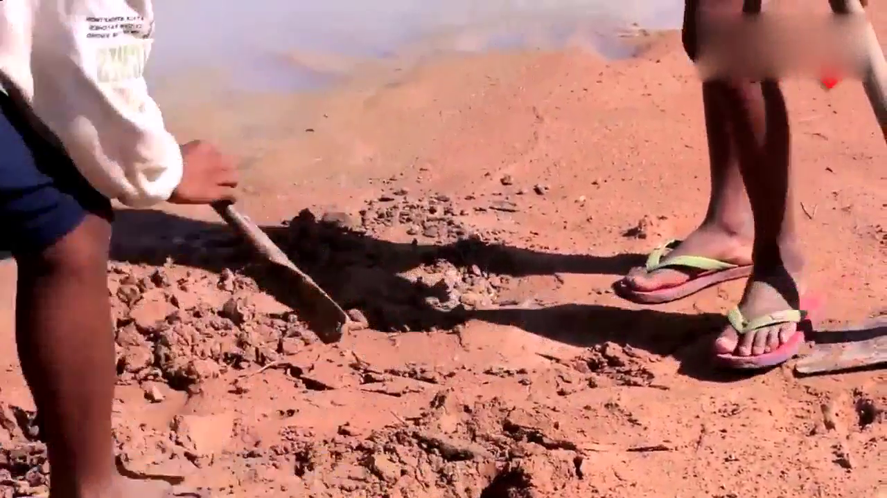 如何用塑料瓶简单自制捕鱼器,丢到水里捞上来