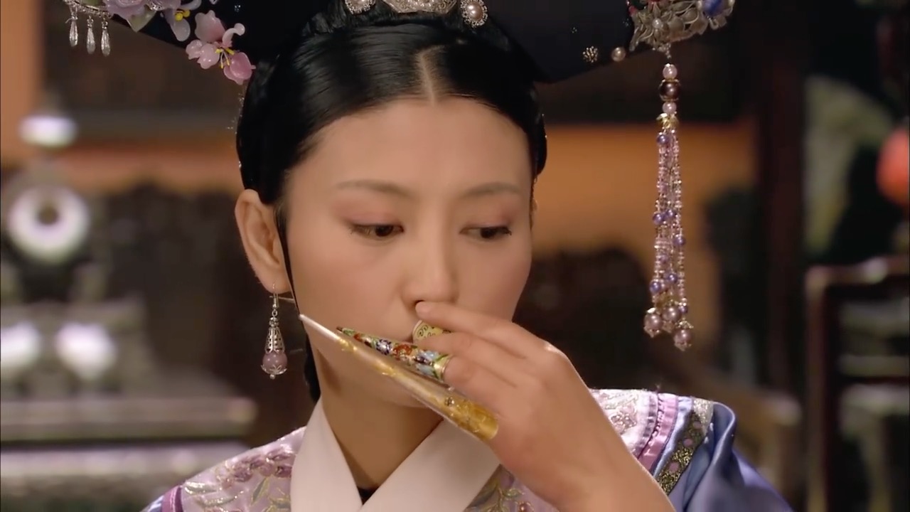 甄嬛传:温太医自爆与眉庄喝酒那场戏,一直笑场,原因竟在服装上