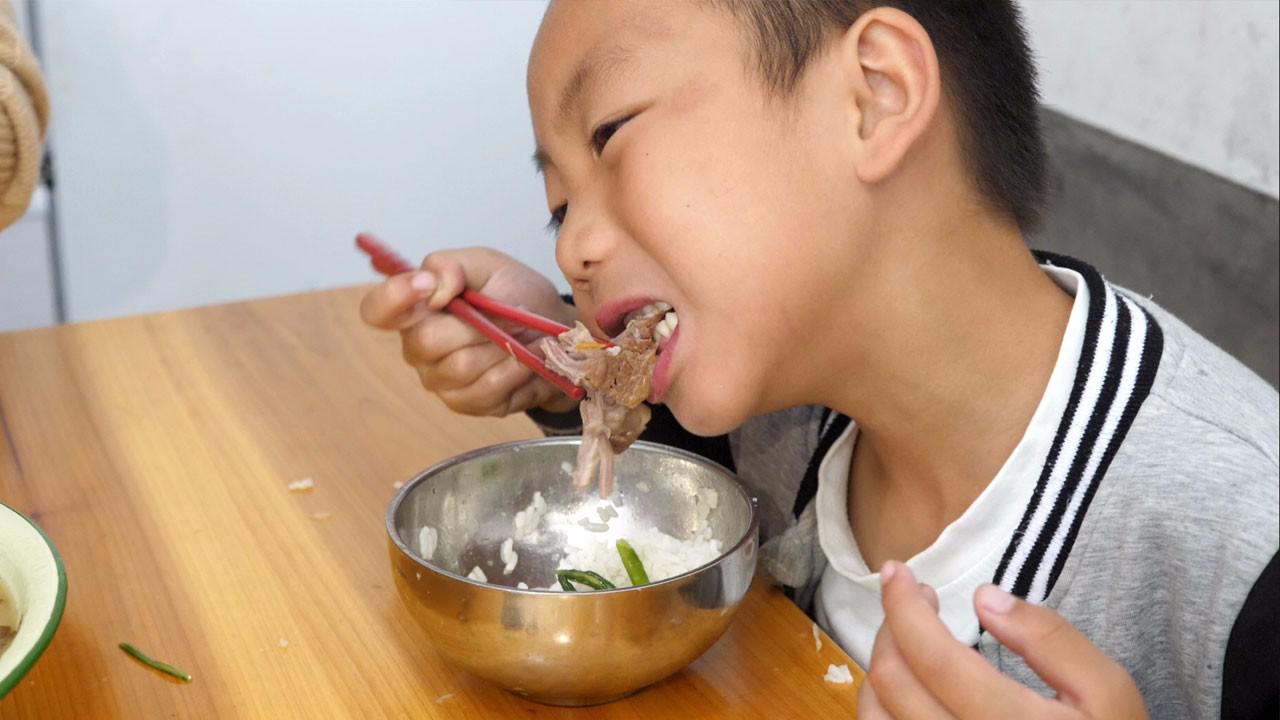 农村儿媳炖猪脚,孩子大口大口的吃,这吃相是多少年没吃过肉了