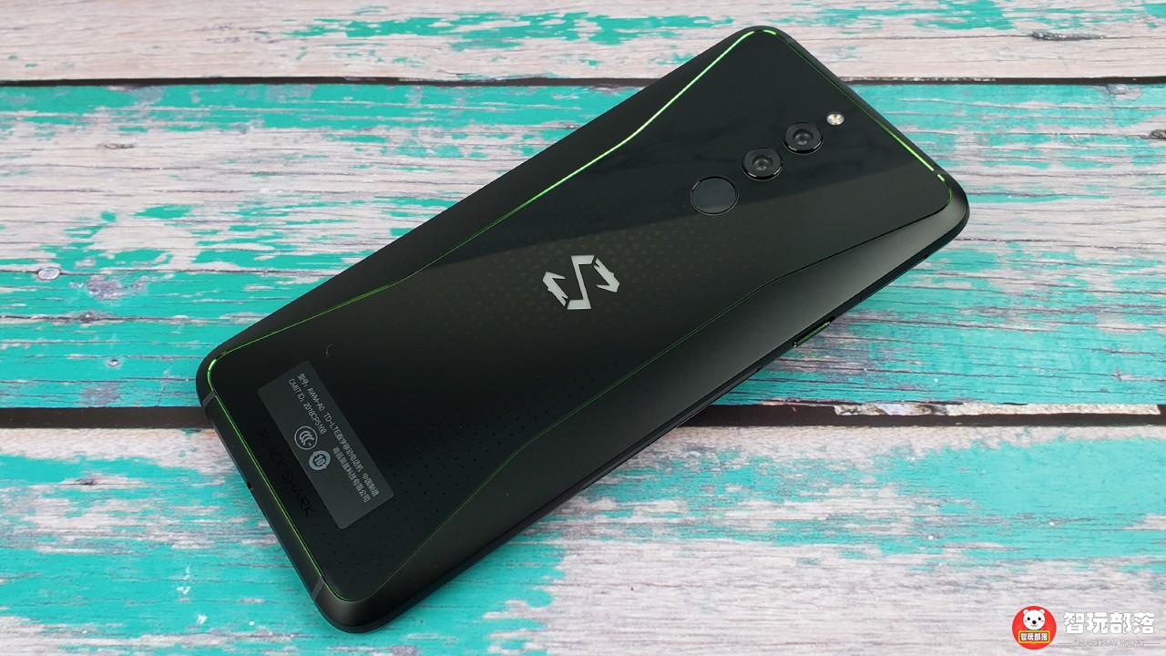 黑鲨游戏手机Helo开箱图赏:两侧灯带+左翼手柄